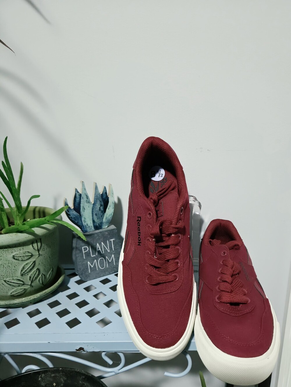 Reebok 8 1/2 Maroon Red Low Top Sneakers